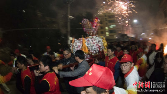 當(dāng)媽祖金身從民宅到上英宮，從上英宮回鑾湄洲媽祖祖廟，一路上萬人簇?fù)碜o(hù)駕，浩浩蕩蕩。 王文賢 攝