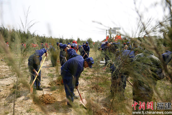 圖為森林消防員參加植樹活動。 .jpg