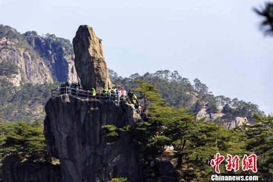 黃山飛來石風光?！∪~永清 攝