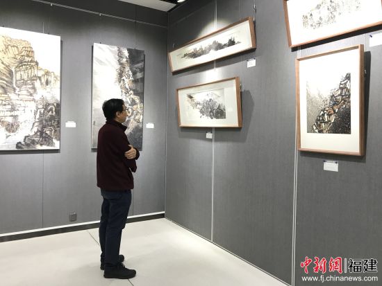 福州市于山堂內(nèi)，藝術(shù)愛好者正在品味書畫展作品的藝術(shù)韻味。林堅(jiān) 攝