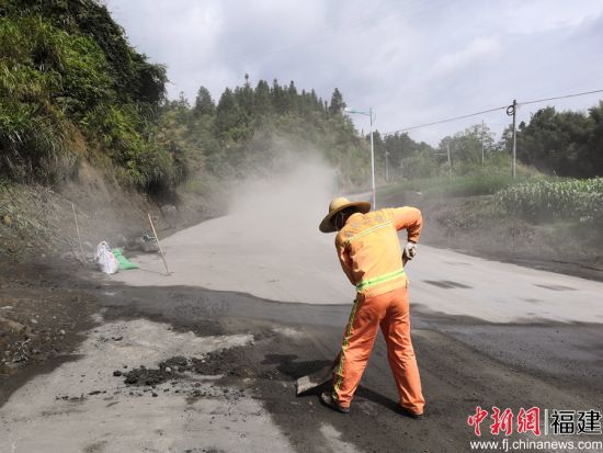 中午11時(shí)，養(yǎng)路工將路面清理干凈，恢復(fù)安全通行。余思煥 攝