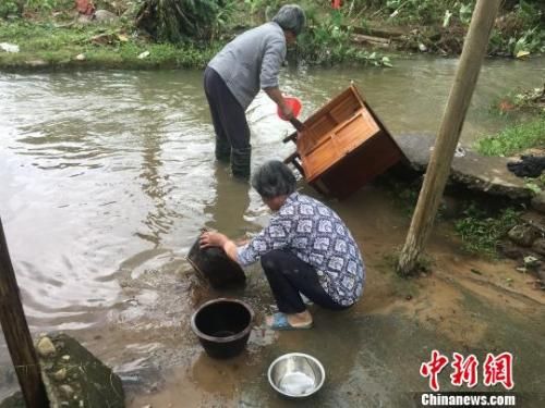 　7月10日，武夷山星村鎮(zhèn)農(nóng)戶自救，正在清洗洪水淹沒的物品?！堺惥?攝