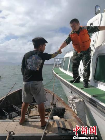 福州海警官兵在福州市連江縣苔菉鎮(zhèn)東洛島附近海域成功救助遇險群眾。　黃福 攝