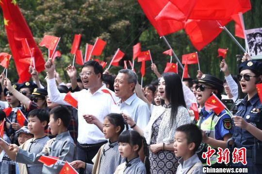 “穿越70年杭州快閃”活動在杭州西湖舉行?！堃?攝