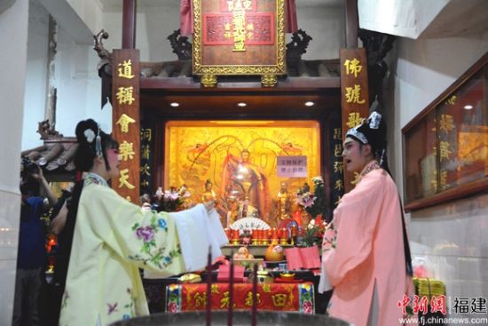 據(jù)悉，海峽兩岸傳統(tǒng)藝術(shù)界素來(lái)敬奉行業(yè)祖師。彭珊珊 攝