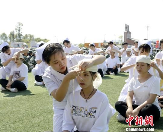 　　9月18日，福建省泉州市舉行第22次防空警報(bào)試鳴暨人口疏散演練。圖為參演人員進(jìn)行急救技能演示?！∨碛?攝