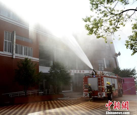 　　9月18日，福建省泉州市舉行第22次防空警報試鳴暨人口疏散演練。圖為無人機(jī)空投救援物質(zhì)?！∨碛?攝