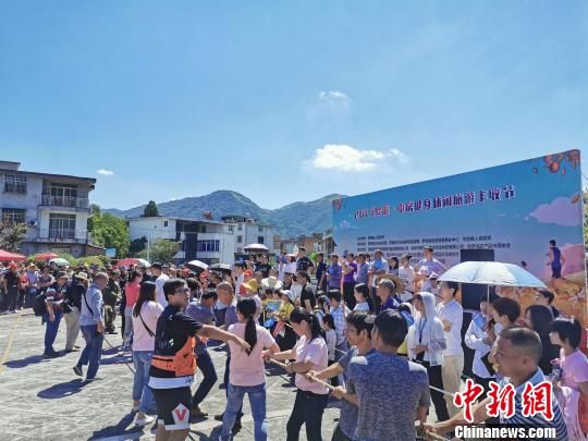 　　22日，2019羅源·中房健身休閑旅游豐收節(jié)暨古鎮(zhèn)探寶活動在羅源縣中房鎮(zhèn)舉行。圖為拔河比賽現(xiàn)場?！∮岷闃?攝