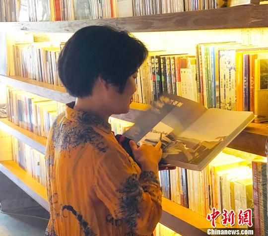 　　圖為先鋒廈地水田書店靜靜的綻放在金秋燦黃的水田中央。　林榕生 攝