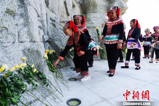 興安縣各界民眾在該縣紅軍長征突破湘江烈士紀(jì)念碑園開展烈士公祭活動(dòng)。　唐夢憲 攝