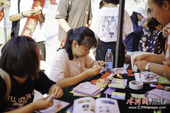 圖為活動期間學生參與藝術表達體驗。福州大學 供圖