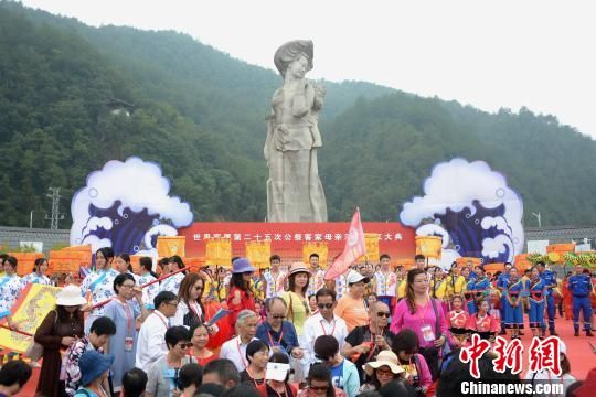 　　7000多位海內(nèi)外鄉(xiāng)親參加世界客屬第二十五次公祭客家母親河——汀江大典?！↓忲?攝