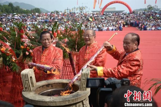 　　海內(nèi)外客家代表作為主祭人，在更衣、沐圣水、凈手后上香祭拜客家母親河。　龔雯 攝