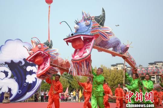 　　公祭大典現(xiàn)場(chǎng)進(jìn)行長(zhǎng)汀客家風(fēng)情文藝演出?！↓忲?攝