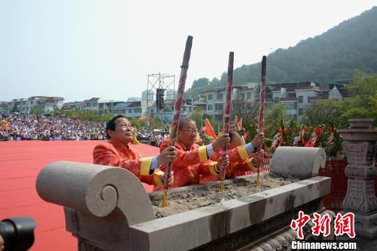 　　海內(nèi)外客家代表作為主祭人上香祭拜客家母親雕像?！↓忲?攝