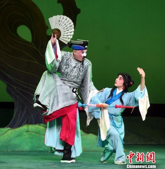 　　福建京劇院二級演員張飛飛(左)劇中飾演徐九經(jīng)?！∮浾邉⒖筛?攝