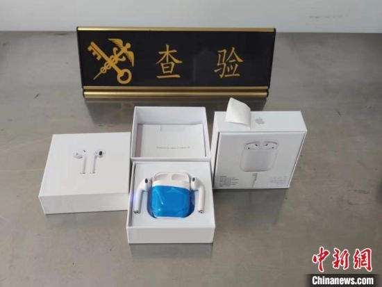 　　榕城海關(guān)在郵遞渠道查獲侵權(quán)“airpods”無線耳機1311副。福州海關(guān)供圖