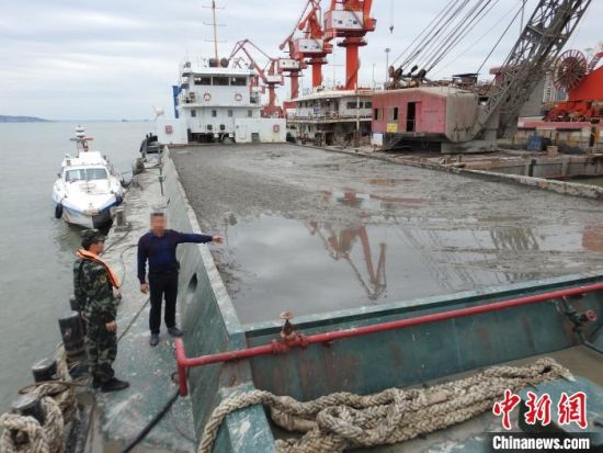 　　圖為福建海警查獲首起海洋非法傾廢案?！」﹫D