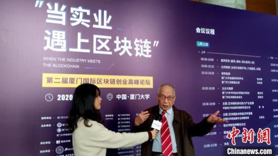 廈門大學(xué)金融研究所所長張亦春教授接受媒體采訪?！罘?攝