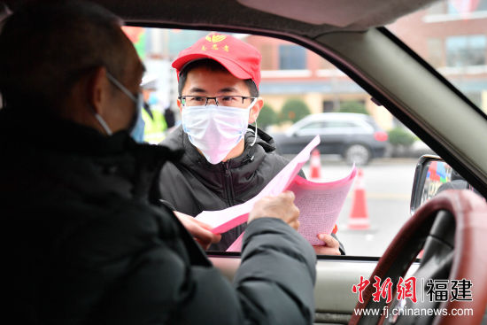 勸導(dǎo)志愿員向過往乘車人員作疫情防控宣傳。鄭宗棲 攝