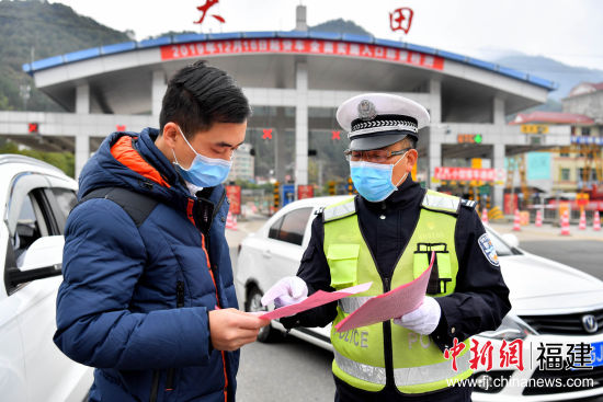 交警向過往乘車人員宣傳嚴(yán)把“五道關(guān)口”工作要求。鄭宗棲 攝