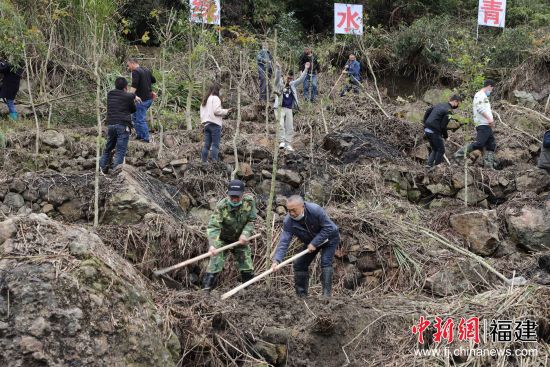 圖為植樹活動現(xiàn)場。黃起青 攝