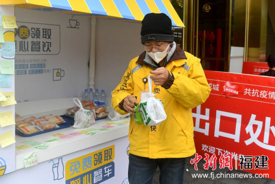 圖為外賣配送員自取餐食。 呂明 攝