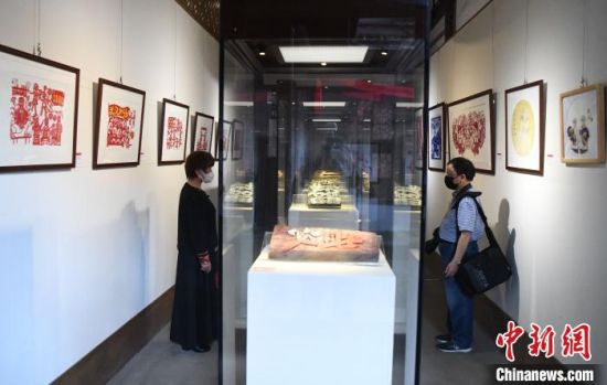 此次展覽近百件參展作品，均為福建非遺傳承人圍繞“戰(zhàn)疫”題材的用心之作。　記者劉可耕 攝