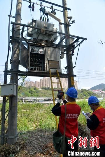 圖為國網(wǎng)連江供電公司工作人員對球場涉及的電力線路開展電阻測試和避雷裝置檢查等工作，保障臺商臺企雨季可靠供電?！∮浾?張斌 攝