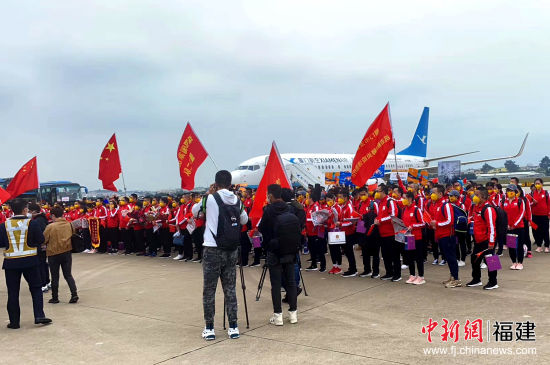 馳援湖北的廈門275名醫(yī)療隊員，31日乘坐專機從武漢凱旋而歸，受到最高禮遇的歡迎。副本