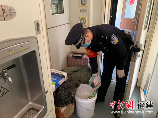 在值乘的列車上，黃警官認(rèn)真巡視車廂，排查重點(diǎn)人員，通過車廂宣傳防控疫情知識(shí)，引導(dǎo)旅客做到科學(xué)防控。