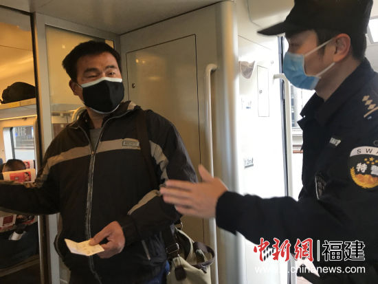 廈門鐵路公安處特警支隊(duì)民警盧志遠(yuǎn)值乘列車